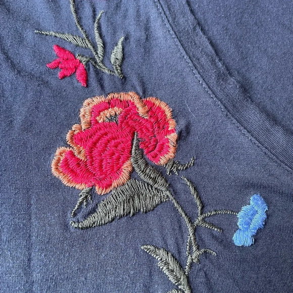 American Eagle Favorite Tee Embroidered - Picture 4 of 6